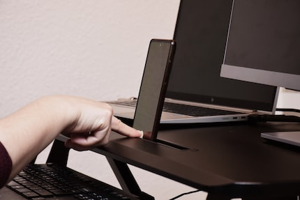 D'altra parte, la fessura è un po' troppo profonda per lo smartphone, riesco a malapena a raggiungere il lettore di impronte digitali.
