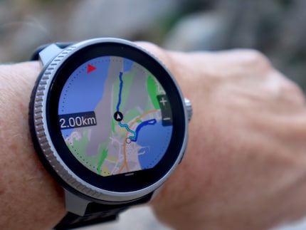 Mappe offline, GPS multibanda, funzione zoom e display luminoso: nella navigazione il Suunto Race supera le mie aspettative.