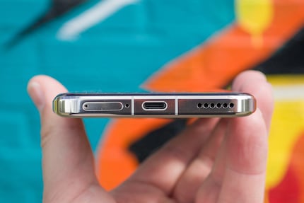 Geladen wird das Honor Magic6 Pro über einen USB-C-Anschluss oder drahtlos.