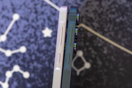 Quasi nessuna differenza tra i due modelli. A sinistra il Galaxy A35 con bordo in alluminio liscio, a destra l'A55 con bordo lucido.