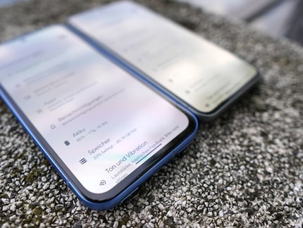 Die Ränder rund um den Screen sind beim Pixel 8a (vorne) deutlich dicker.