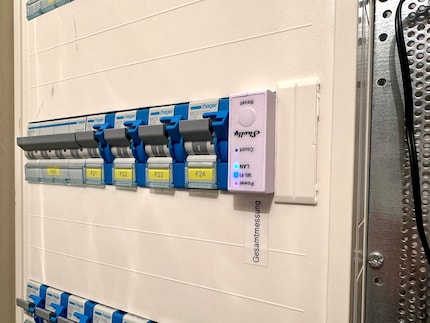 L’interrupteur Shelly Pro 3 EM mesure les flux d’énergie et interagit avec le Solar Manager pour les optimiser. Oui, vous avez bien vu, l’électricien l’a posé à l’envers, car il ne rentrait pas dans l’armoire électrique à l’endroit.