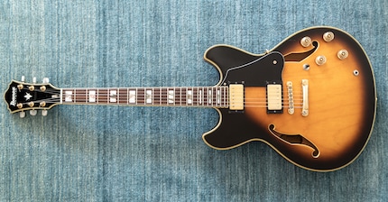 Eine halbakustische Gitarre, zu erkennen am grossen Korpus mit f-förmigen Schalllöchern.