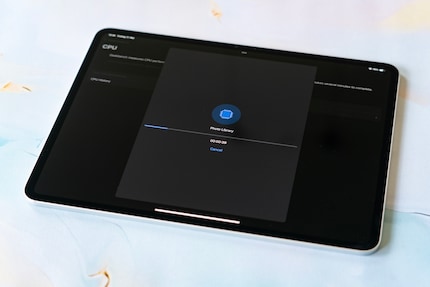 Geekbench 6 permet de comparer les performances entre différents systèmes d’exploitation. Les résultats présentés dans cet article proviennent de l’iPad Pro M4 (en photo), du MacBook Air M3 et de l’iPad Air M2.