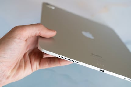 Très fin et sans système de refroidissement actif, l’iPad Pro n’offre pas les meilleures conditions pour une performance maximale. Les puces plus grandes des MacBook Pro, Mac Mini ou Mac Studio pourraient être encore beaucoup plus rapides.