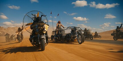 Für mich das Highlight des Films: Chris Hemsworth als irrer Dementus, Warlord der Biker-Gang der Wastelands.