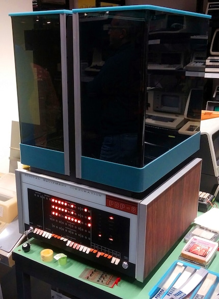Le PDP-8 a été le premier ordinateur mobile à connaître un succès commercial.