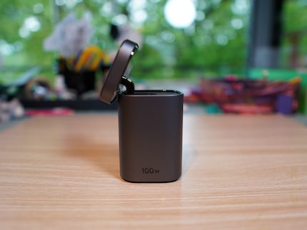 Der Ugreen Nexode ist ein Charger mit aufklappbarem Deckel.