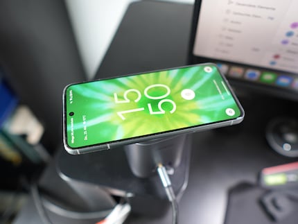 Android-Geräte ohne Magnete kann ich einfach aufs Quader drauflegen.