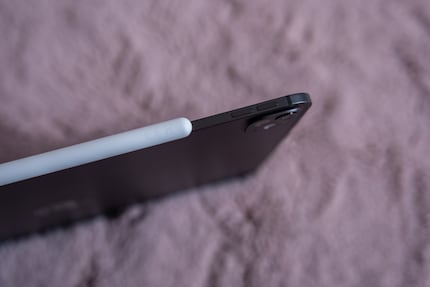 L'iPad Pro (qui la versione da 13 pollici) è più sottile dell'Apple Pencil.