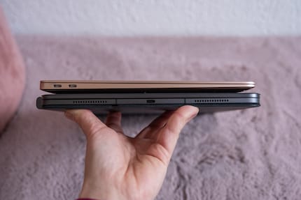 Con la Magic Keyboard, l'iPad ha lo stesso spessore del MacBook Air M1 e circa lo stesso peso.