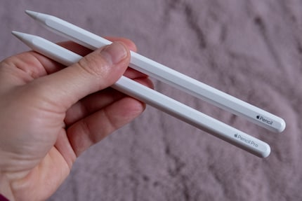 L'Apple Pencil Pro ha praticamente lo stesso aspetto dell'Apple Pencil 2, ma ha qualche funzione in più.