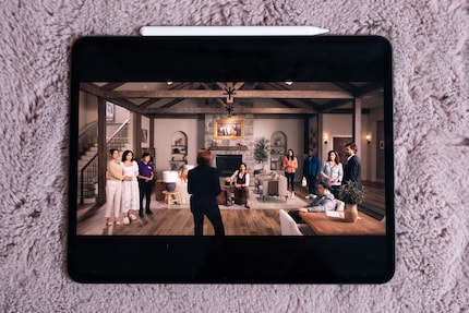 Il display OLED è perfetto per i video, ma a causa del formato appaiono fastidiose barre nere.