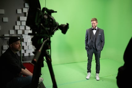 Sebastian (rechts) bereitet sich auf die Oscar-Verleihung vor, die sich Trant (links) ausgedacht hat.