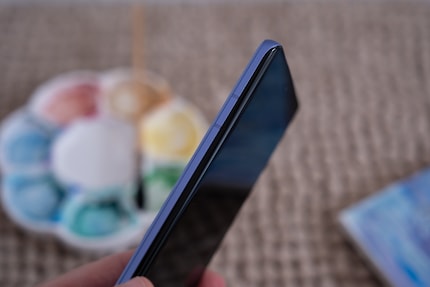 Das Motorola Edge 50 Pro ist überall abgerundet und fühlt sich geschmeidig an.