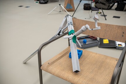 Il «braccio» deve essere montato sulla sedia a rotelle. Il gimbal in alto è stato fissato in modo improvvisato con fascette e nastro adesivo.