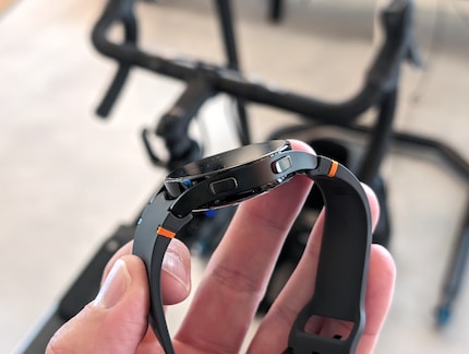 Die Uhr mit schwarzem Gehäuse und den kleinen Farbakzenten am Armband.
