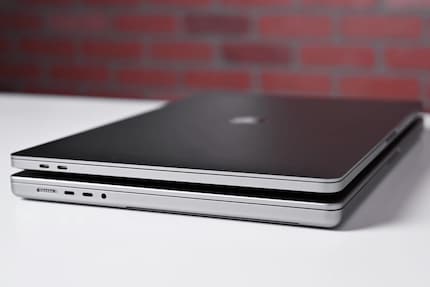Il MacBook Pro potrebbe presto essere sottile come la versione del 2019 (in alto). L'attuale design (in basso) è leggermente più spesso, più spigoloso e più pesante.