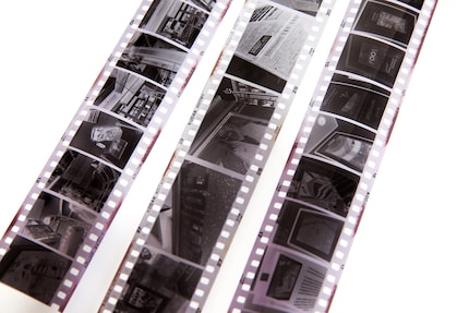 La bande de film centrale provient d'un appareil photo 35 mm normal, à gauche et à droite, vous voyez le demi-format.