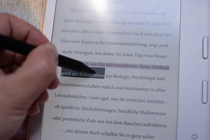 Mi piace sottolineare i passaggi importanti di un libro. Tuttavia, ciò è possibile solo tenendo premuto il pulsante della penna. Non è la soluzione migliore.