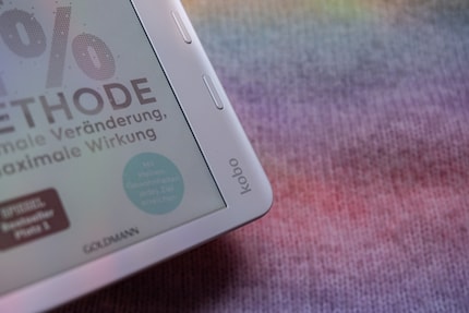 Bellissimi riflessi. Il Kobo Libra Colour è disponibile in madreperla.