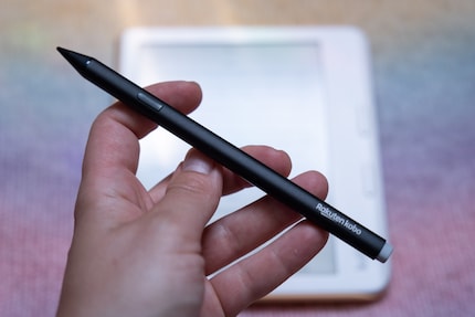 La penna è pratica, ma dovrebbe avere un posto sull'e-reader o sulla custodia in modo da evitare di smarrirla.
