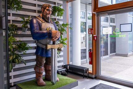 Nino remembers the development of Forge Of Empire well. Given these fond memories, it’s no wonder one of its protagonists greets you at the main entrance to Innogames.