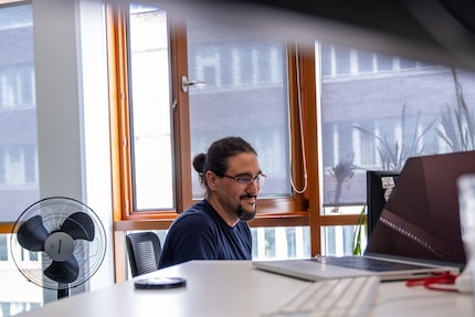 Nino Protic in the Hamburg office. He usually works from home.