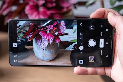 L'app della fotocamera ha un aspetto ordinato e ora offre anche una funzione video.