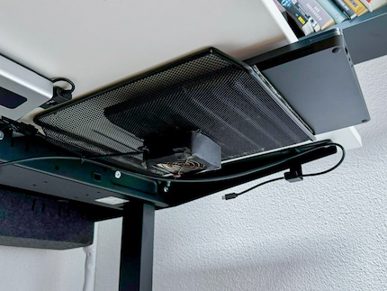Anche per il portatile è stato costruito un posticino fresco sotto il tavolo.