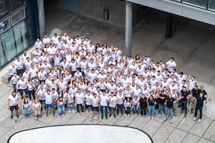 Photo de groupe avec le t-shirt du Hackfest.