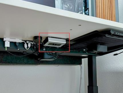 Rafael ha costruito un commutatore per i suoi cavi. Le periferiche passano quindi dal PC al portatile con la semplice pressione di un tasto.