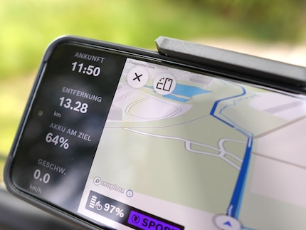 You can use the button at the top of the map to set the orientation of the smartphone.