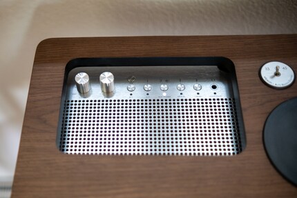 The controls are located on the top left.