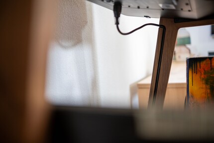 The power cable can be fed through the table leg.