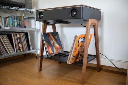 Meanwhile, the mid-range speakers are directed forwards and the woofer, downwards.