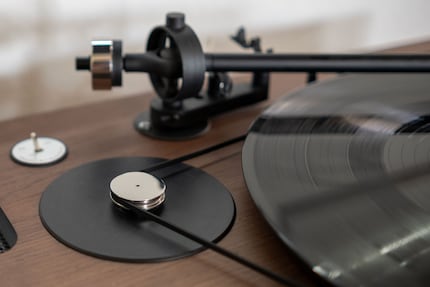 The record player has a belt drive.