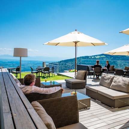 Die Hotelbar mit Terrasse ist der ideale Ort für Entspannung bei einem Drink