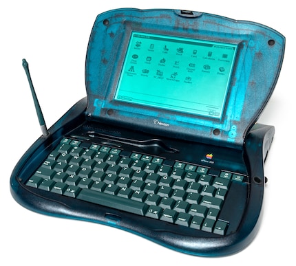 Translucent, turquoise and a handle – Apple’s eMate 300 already contained a lot of the later iBook.
