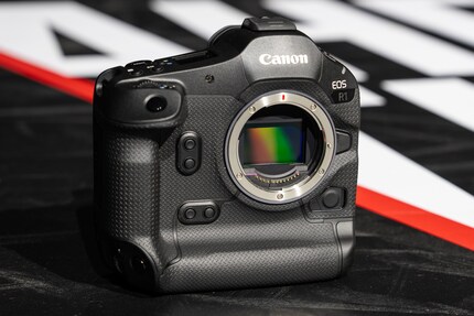 Die Canon EOS R1 ist grossflächig mit einer griffigen Struktur versehen.