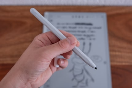 La penna è inclusa nella confezione ed è pratica per scrivere.