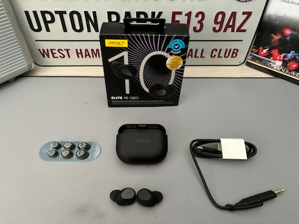 The accessories are minimal, but all you need.