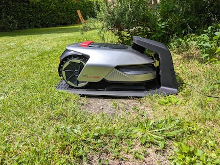 Se necessario, il robot tosaerba si ricarica sulla stazione base.