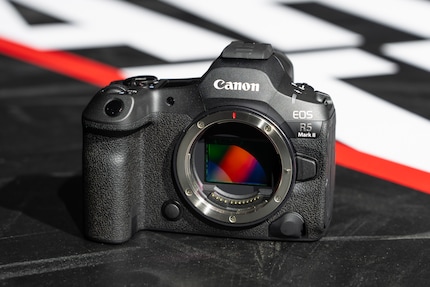 Der neue rückseitig beleuchtete Stacked Sensor macht die Canon EOS R5 Mark II extrem schnell.