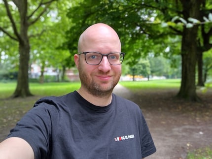 Le mode portrait de l’appareil photo frontal reconnaît bien mes lunettes.