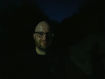Difficile de réussir un selfie dans le noir.