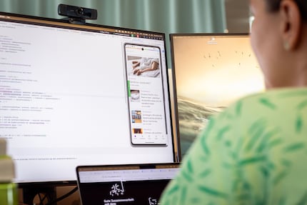 Jasmin guarda come funziona il suo nuovo inserimento di codici direttamente nell'app.