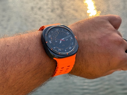 Die Watch Ultra von Samsung ist eine wuchtige Uhr.