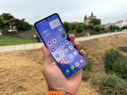 Le Flip 6 est un smartphone de taille normale qui se plie au milieu.