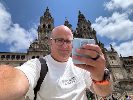 L’appareil photo principal et l’écran extérieur permettent de prendre d’excellents selfies rapidement et simplement.